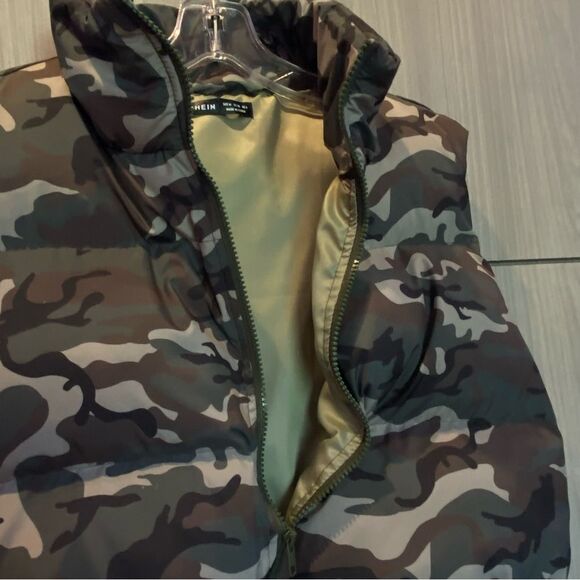 NWOT Camo Puffer Cropped Vest Medium - Picture 10 of 11